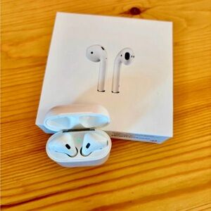 Apple AirPods with Charging Case (2nd Generation)